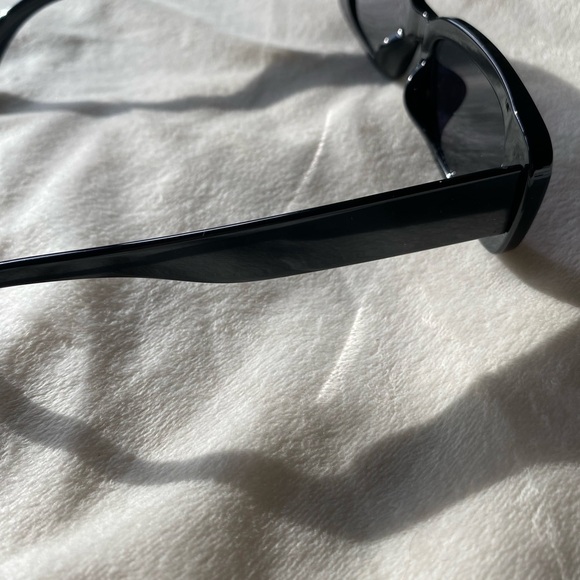 Sleek Black Rectangle Sunglasses – Retro Minimalist Style - Picture 11 of 11